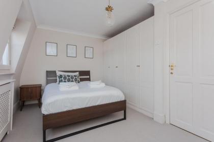 Newly Refurbished 4 Bedroom House in East London - image 6