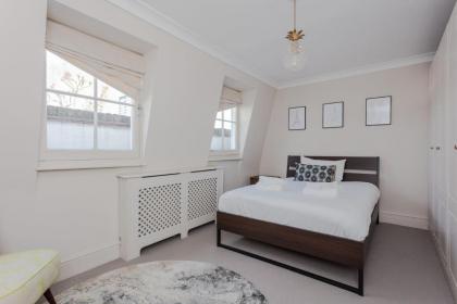 Newly Refurbished 4 Bedroom House in East London - image 7