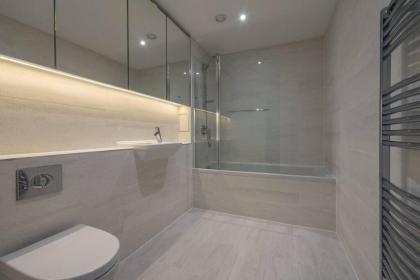 Luxurious & Modern Townhouse in Hammersmith - image 10