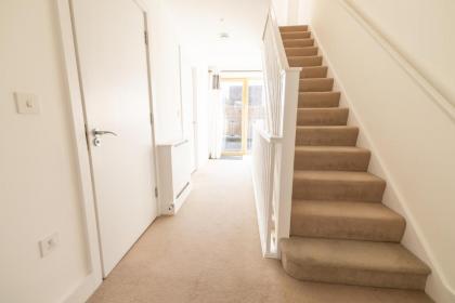 Luxurious & Modern Townhouse in Hammersmith - image 14