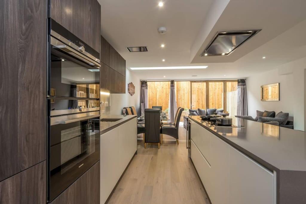 Luxurious & Modern Townhouse in Hammersmith - image 2