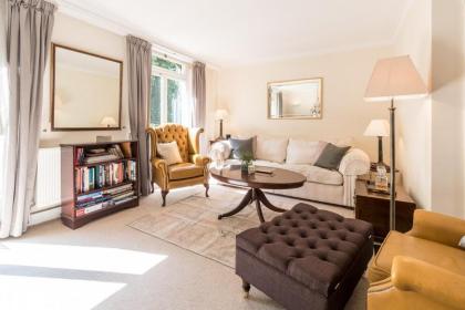 Elegant 3 Bedroom Home Located in South Kensington London 