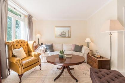 Elegant 3 Bedroom Home Located in South Kensington - image 10