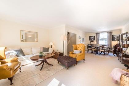 Elegant 3 Bedroom Home Located in South Kensington - image 11