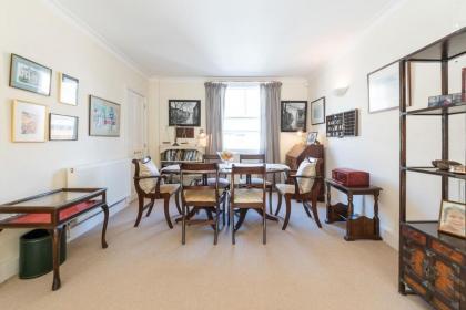 Elegant 3 Bedroom Home Located in South Kensington - image 12