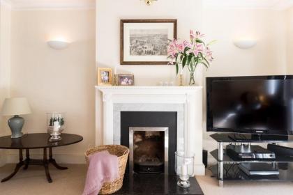 Elegant 3 Bedroom Home Located in South Kensington - image 13