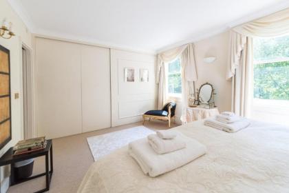 Elegant 3 Bedroom Home Located in South Kensington - image 16