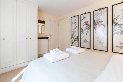 Elegant 3 Bedroom Home Located in South Kensington - image 18