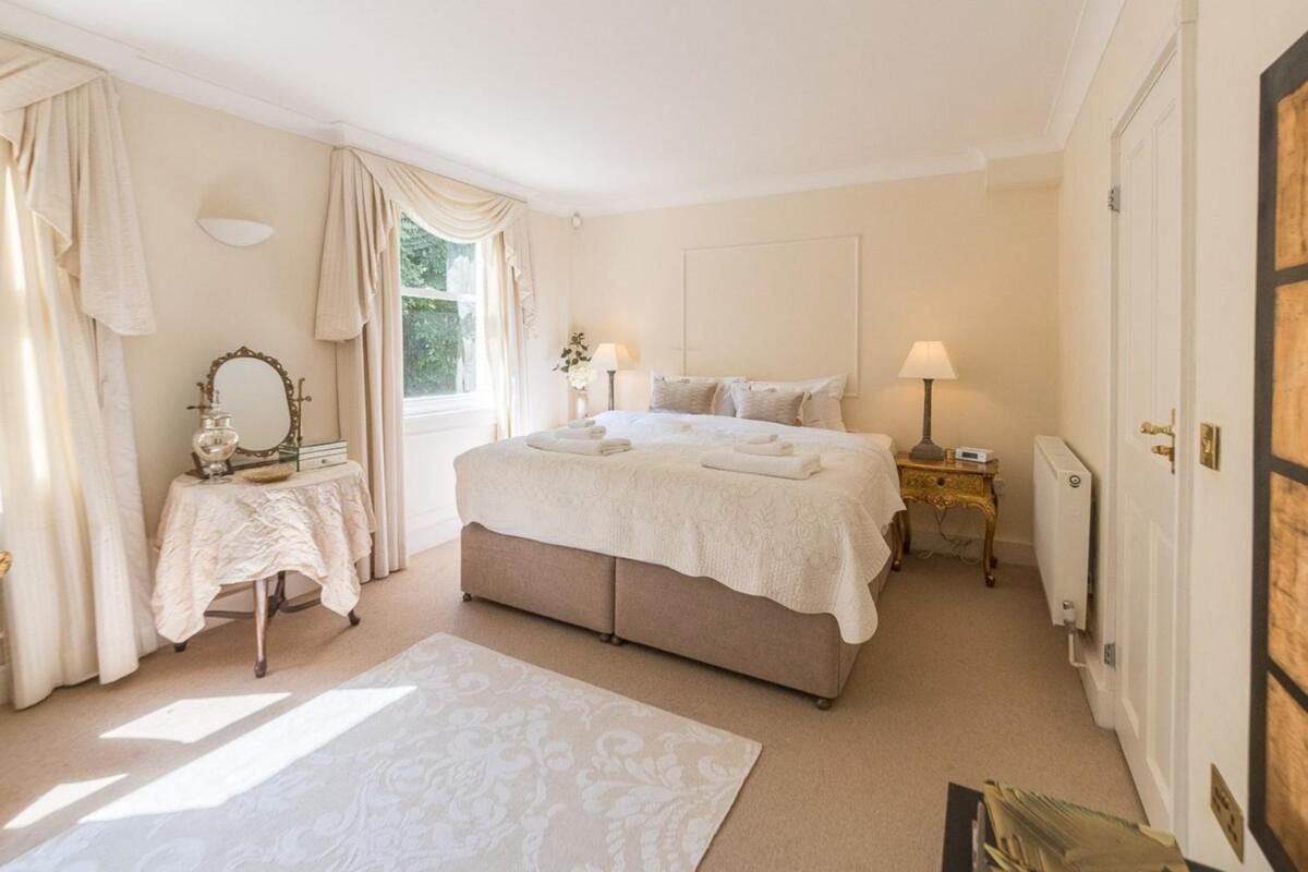 Elegant 3 Bedroom Home Located in South Kensington - image 3