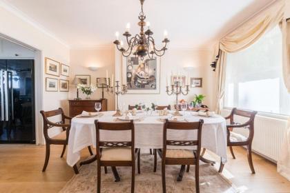 Elegant 3 Bedroom Home Located in South Kensington - image 8