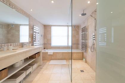 Elegant 3 Bedroom Home Located in South Kensington - image 9