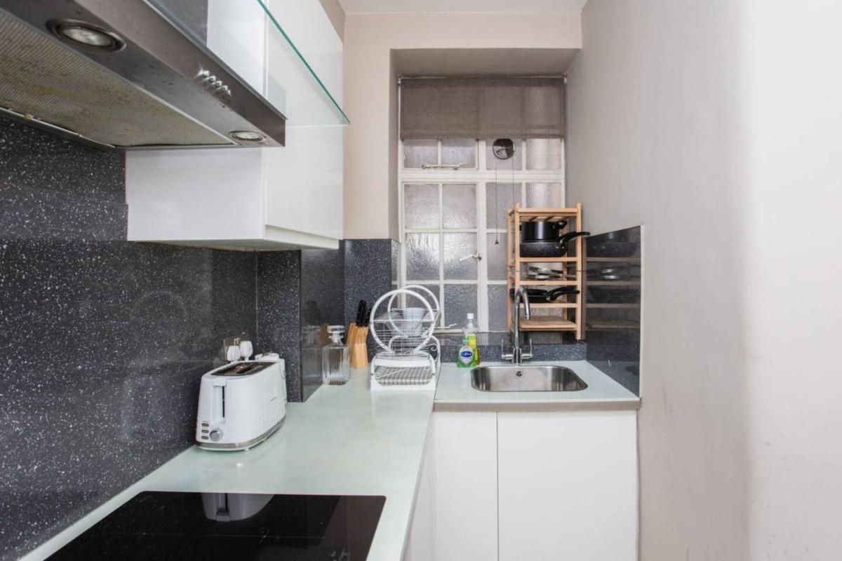 Modern 2 Bedroom Apartment in Marble Arch - image 4