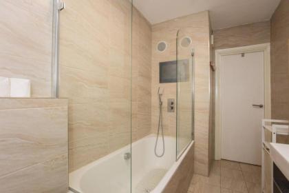 Modern 2 Bedroom Apartment in Marble Arch - image 5