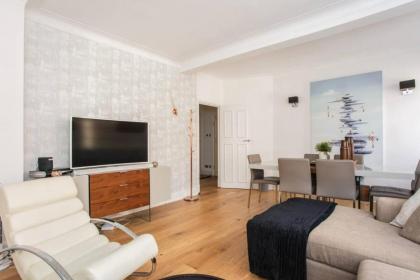 Modern 2 Bedroom Apartment in Marble Arch - image 7