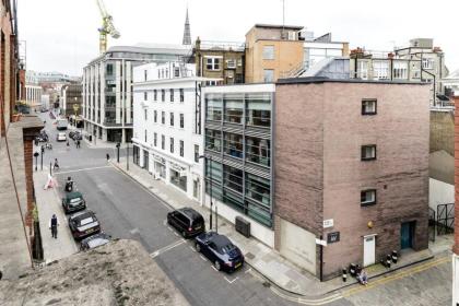 Stylish 1 Bedroom Apartment in Amazing Soho Location - image 11