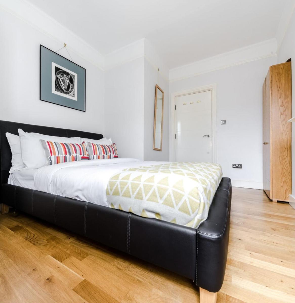 Stylish 1 Bedroom Apartment in Amazing Soho Location - image 3