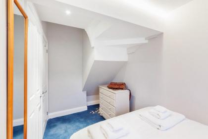 Modern 2 Bedroom Apartment in West Kensington - image 12