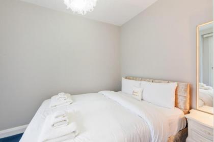 Modern 2 Bedroom Apartment in West Kensington - image 2