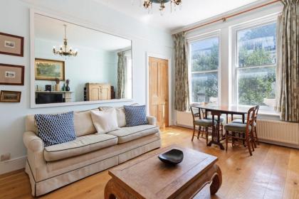 Gorgeous 1 Bedroom in Earl's Court with Vintage Furniture - image 1