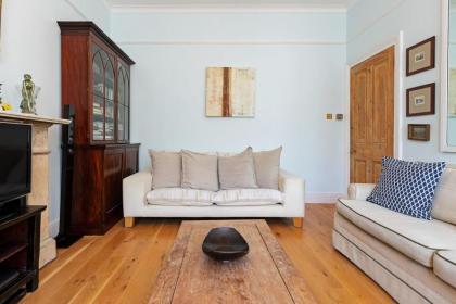 Gorgeous 1 Bedroom in Earl's Court with Vintage Furniture - image 10