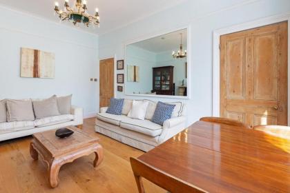 Gorgeous 1 Bedroom in Earl's Court with Vintage Furniture - image 11