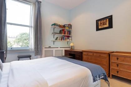 Gorgeous 1 Bedroom in Earl's Court with Vintage Furniture - image 3