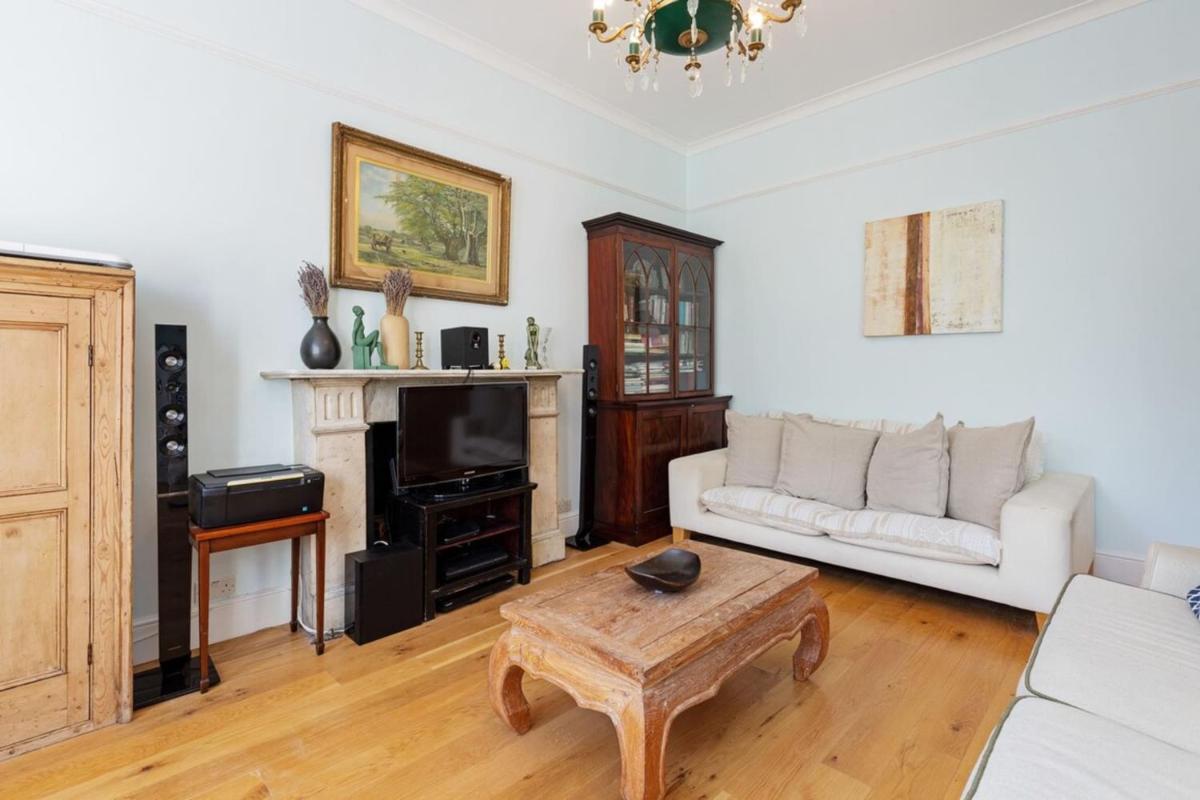 Gorgeous 1 Bedroom in Earl's Court with Vintage Furniture - image 7