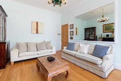 Gorgeous 1 Bedroom in Earl's Court with Vintage Furniture - image 9