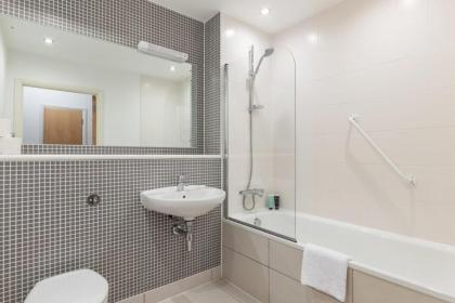 Beautiful 1 Bedroom Apartment in Shepherd's Bush - image 18