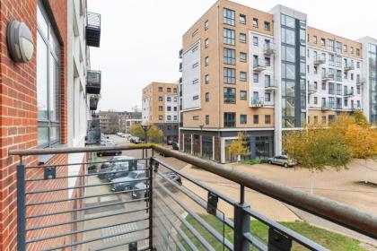 Beautiful 1 Bedroom Apartment in Shepherd's Bush - image 2