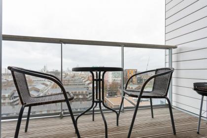 Modern 1 Bedroom Apartment Near Canary Wharf with Balcony - image 10