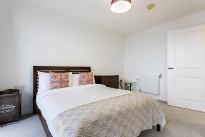 Modern 1 Bedroom Apartment Near Canary Wharf with Balcony - image 15