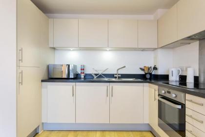 Modern 1 Bedroom Apartment Near Canary Wharf with Balcony - image 19