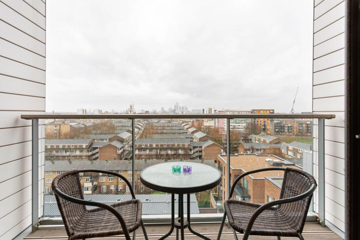 Modern 1 Bedroom Apartment Near Canary Wharf with Balcony - image 2