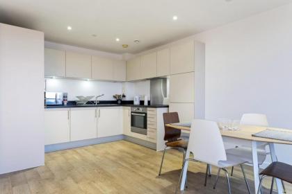 Modern 1 Bedroom Apartment Near Canary Wharf with Balcony - image 20