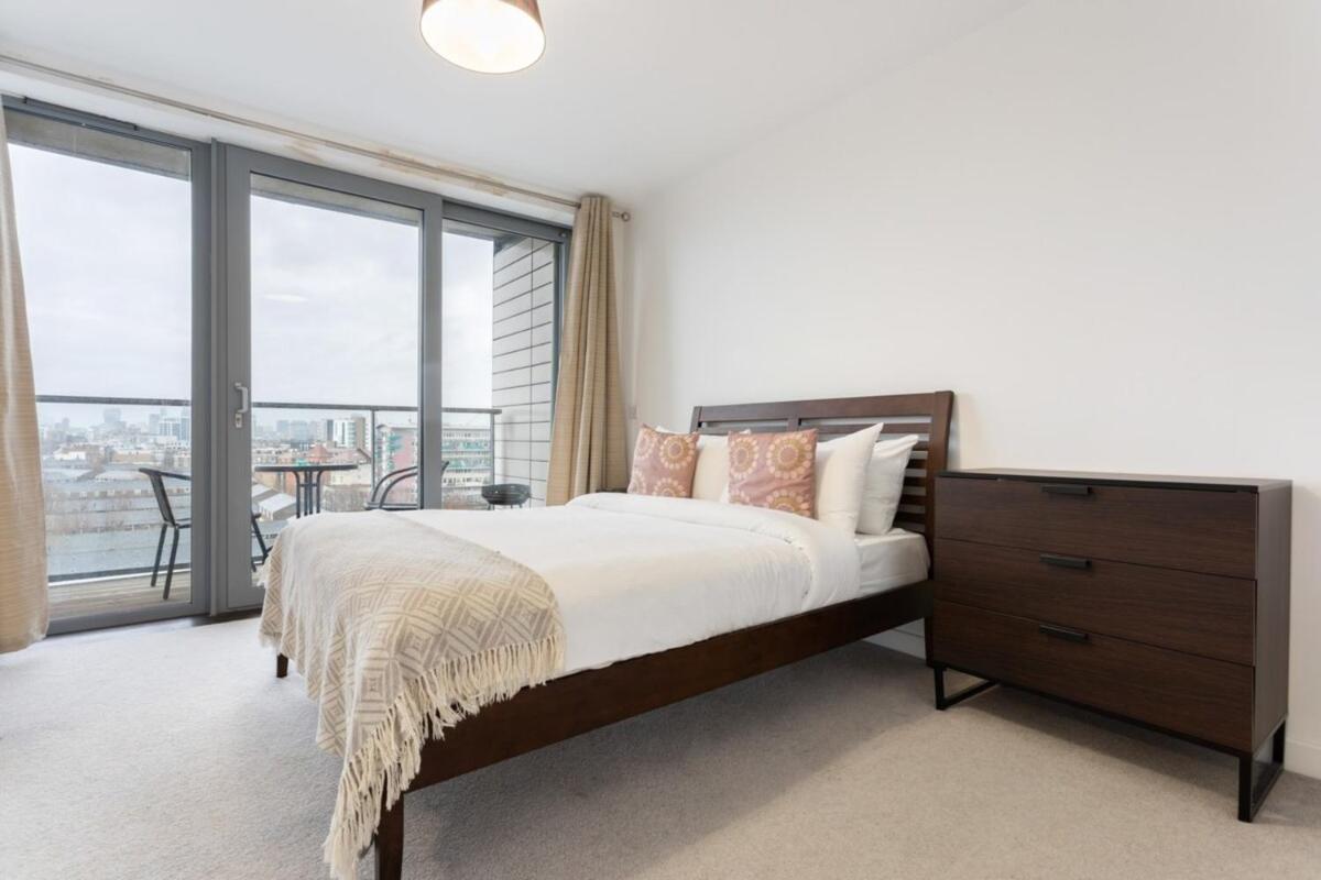 Modern 1 Bedroom Apartment Near Canary Wharf with Balcony - image 3