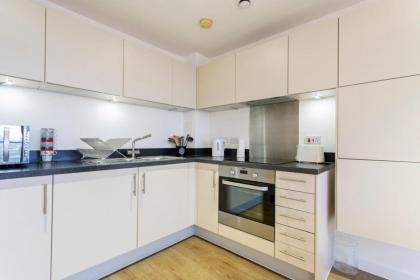 Modern 1 Bedroom Apartment Near Canary Wharf with Balcony - image 5