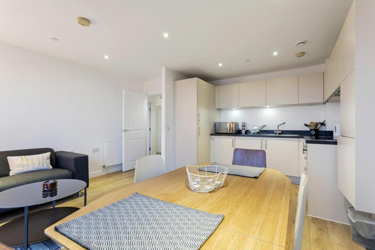 Modern 1 Bedroom Apartment Near Canary Wharf with Balcony - image 7