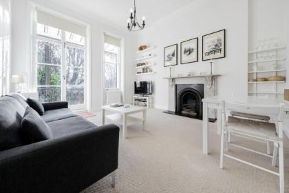 Elegant Earl's Court 2 Bedroom Flat Just 4 Minutes from Tube London