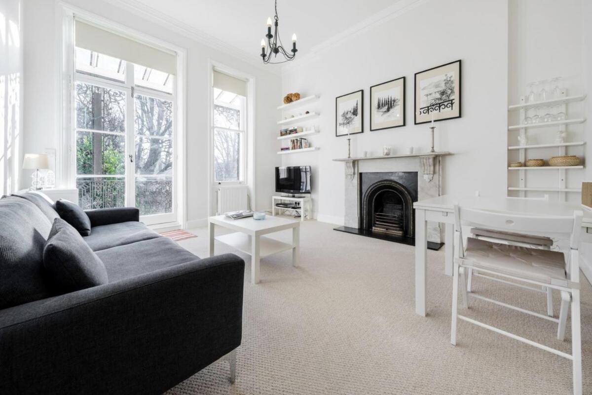 Elegant Earl's Court 2 Bedroom Flat Just 4 Minutes from Tube - main image