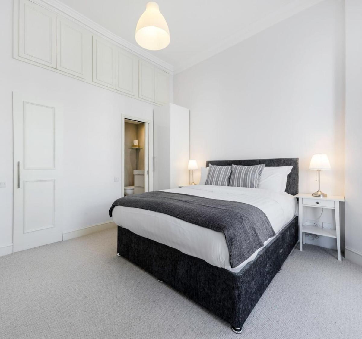 Elegant Earl's Court 2 Bedroom Flat Just 4 Minutes from Tube - image 3