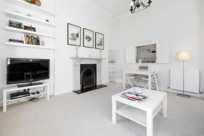 Elegant Earl's Court 2 Bedroom Flat Just 4 Minutes from Tube - image 7