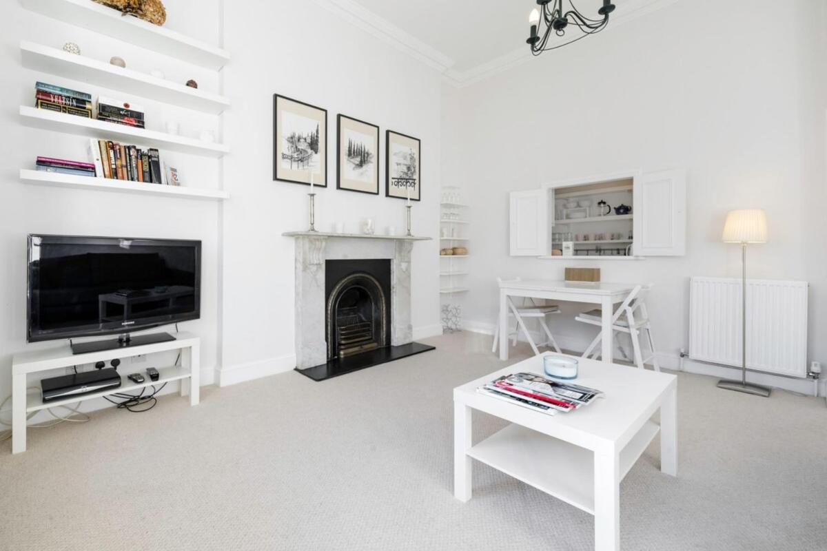 Elegant Earl's Court 2 Bedroom Flat Just 4 Minutes from Tube - image 7