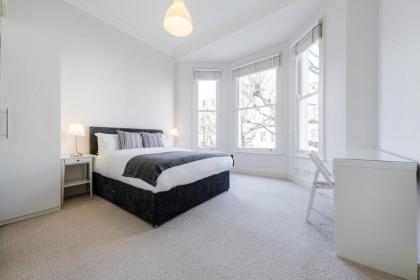 Elegant Earl's Court 2 Bedroom Flat Just 4 Minutes from Tube - image 8