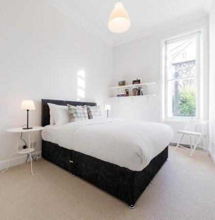 Elegant Earl's Court 2 Bedroom Flat Just 4 Minutes from Tube - image 9