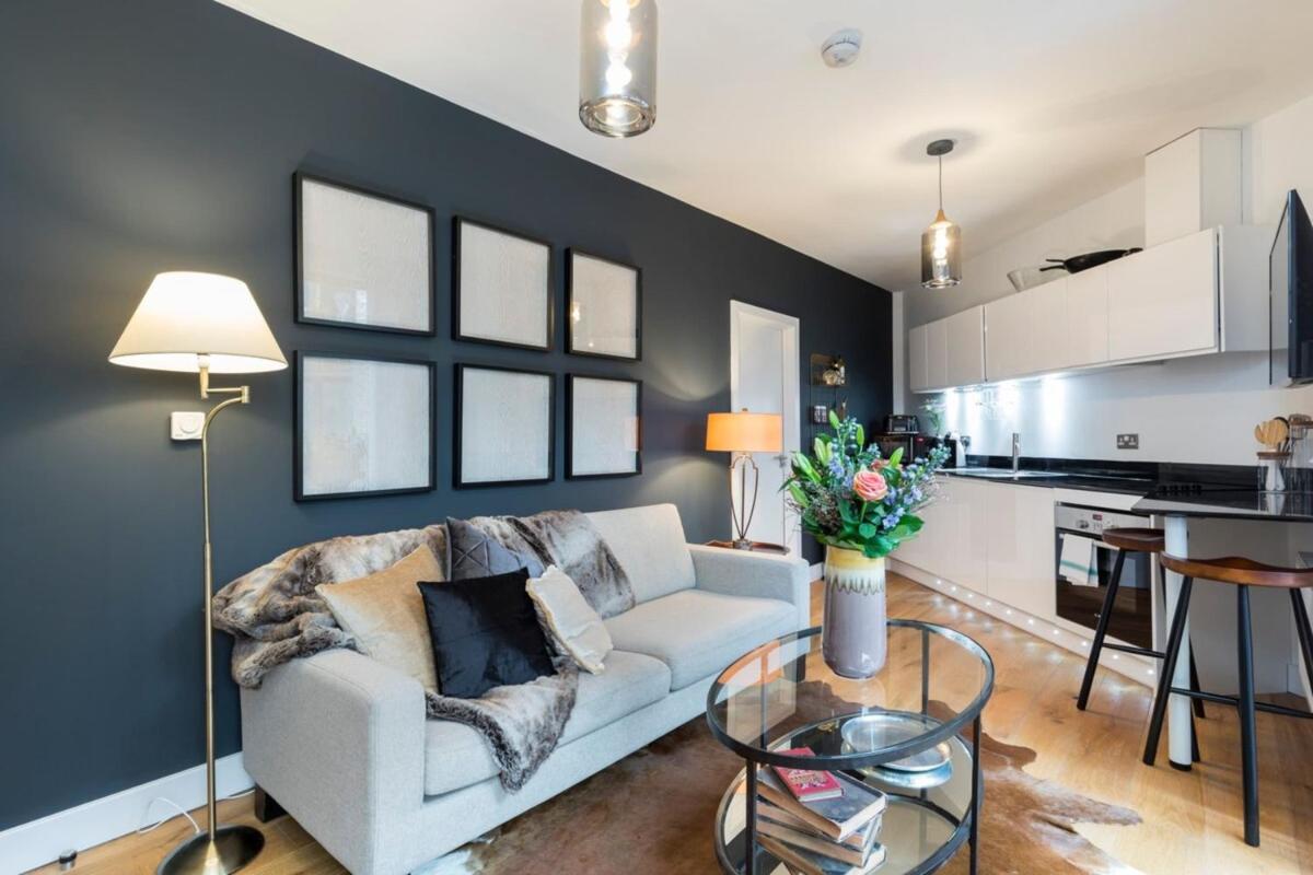 Modern and Designed 2 Bedroom Apartment with terrace Notting Hill - main image