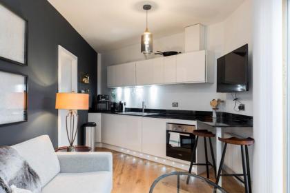 Modern and Designed 2 Bedroom Apartment with terrace Notting Hill - image 10