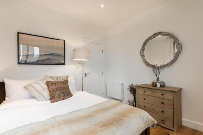 Modern and Designed 2 Bedroom Apartment with terrace Notting Hill - image 12