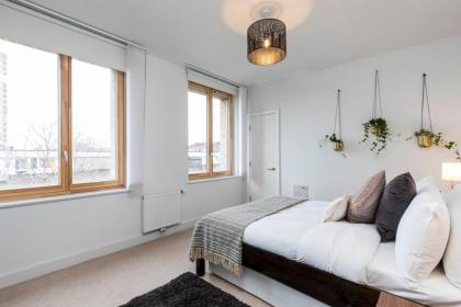 Modern and Designed 2 Bedroom Apartment with terrace Notting Hill - image 14