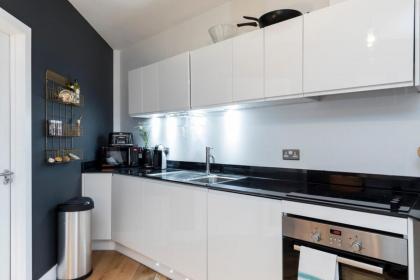 Modern and Designed 2 Bedroom Apartment with terrace Notting Hill - image 17